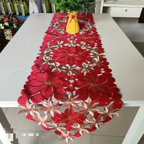 Le fabricant vend des nappes de Noël rouges ajourées brodées, des drapeaux de table et des sets de table (1/5)