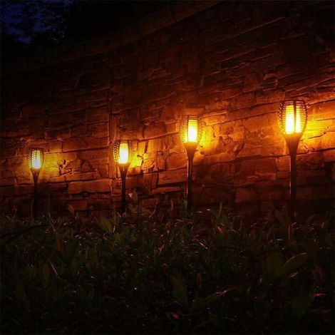 FancyGrab Lot de 4 lampes solaires creuses sculptées à effet flamme vacillante, idéales pour décorer une allée de patio ou un jardin. (1/5)