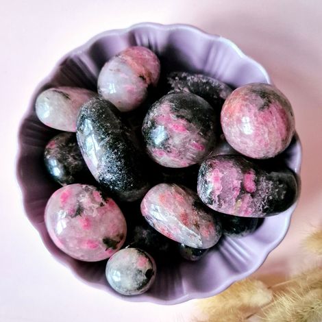 Pierre de Rhodonite Roulée pour Lithothérapie et Méditation, Galet Rose et Noir 3-5 cm - PANGIVO (1/2)