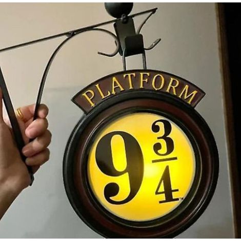 Veilleuse Harry Potter 9 3/4 en métal – Applique murale LED – Design inspiré de la plateforme – Fonctionne sur batterie (1/5)