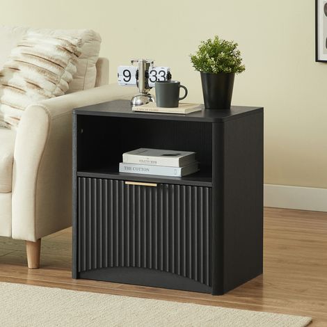 Comodino 58x38x60 cm, design a scanalature, cassetto aperto e scomparto chiuso, maniglia dorata, truciolare nero (1/5)