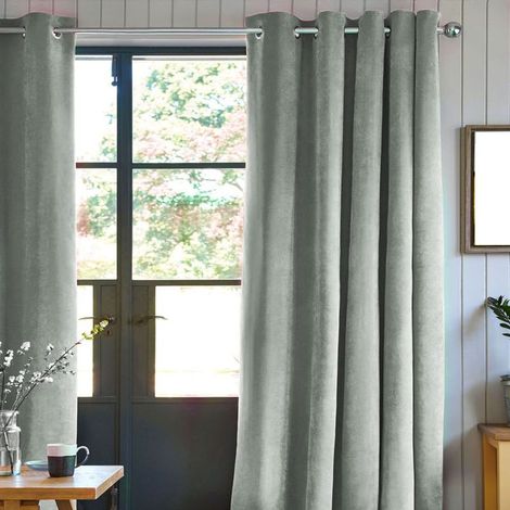 Rideau occultant en velours gris clair 140x250 – Tissu doux et élégant – Pour fenêtres standard – Apporte chaleur et intimité – Thedecofactory (1/6)