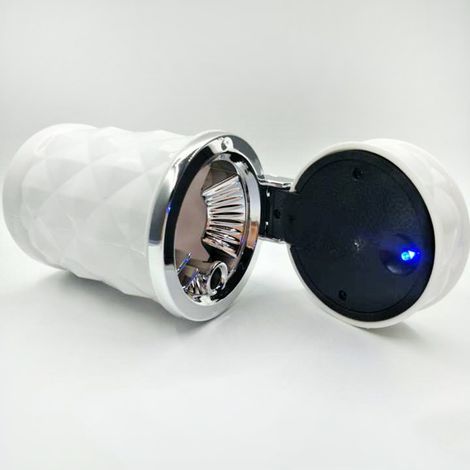 Weißer Autoaschenbecher mit LED-Beleuchtung, diamantförmiger Innenausstattung, phosphoreszierender Oberfläche und großem Lüftungsschlitz. (1/5)