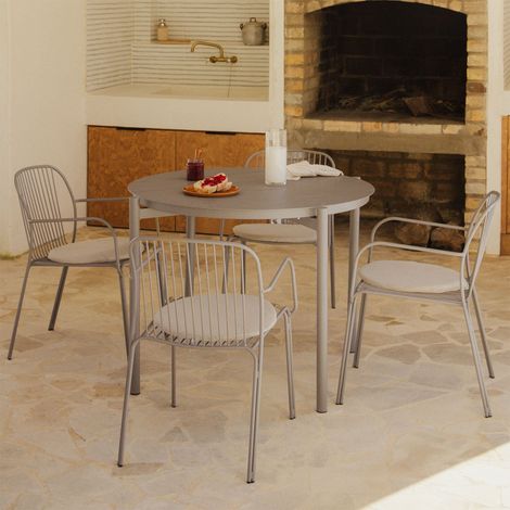 Set de table ronde Ø110 cm en aluminium Elton et 4 chaises de jardin avec accoudoirs en acier Anerina SKLUM Moka Brown (1/5)