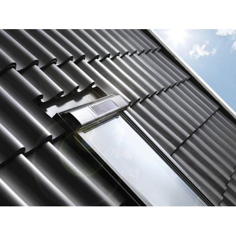 Velux – Fenêtre de toit à rotation Integra Solar 114x118 – Finition bois et polyuréthane – Moteur solaire avec télécommande – Détecteur de pluie