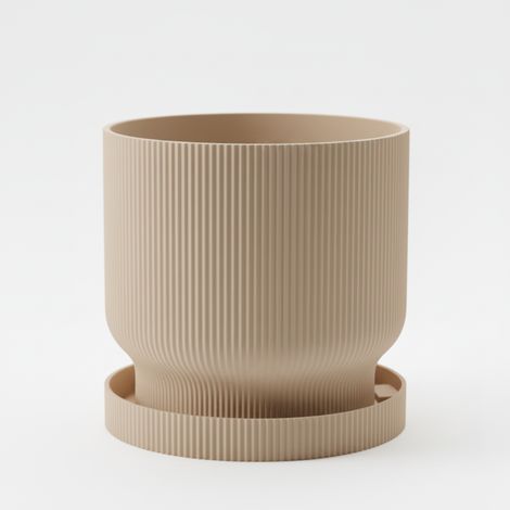 Un pot de fleurs moderne, beige clair, avec une soucoupe, simple et fonctionnel. (1/3)