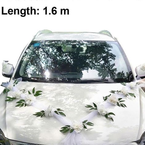 Weißes Zierband in Form einer Schleife und Blumen für ein Hochzeitsauto