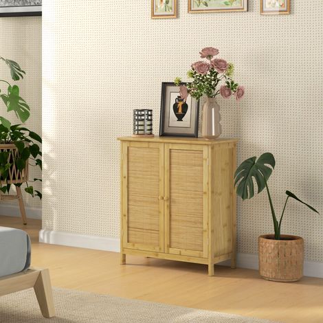 Buffet bohème en rotin et bambou, deux portes et étagère intérieure. 60 x 27 x 67,5 cm. Couleur bois. (1/5)