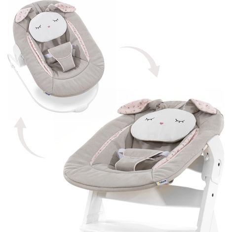Alpha Bouncer 2 en 1, Powder Bunny Beige Bloom – Siège bébé pour chaise haute en bois Alpha+ avec cadre rebondissant, harnais de hanche à 3 points et coussin, de la naissance jusqu'à 9 kg (1/5)