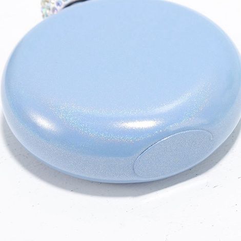 Erhältlich in 4 Farben: Schwarz, Weiß, Rosa und Blau. Material: Edelstahlflasche mit Glitzerlackierung.