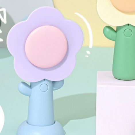 Ein kreativer Mini-Ventilator mit kleinen Blümchen, USB-aufladbar, handliche Tischgröße, blau. Ein originelles und praktisches Geschenk. (1/5)