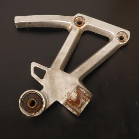 [PRODUIT D'OCCASION] Platine de repose pied passager droit origine pour Moto Yamaha (1/2)