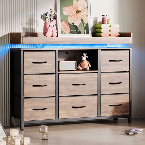 Commode 8 Tiroirs avec Éclairage LED, Meuble de Rangement à Prise Intégrée, Cadre en Acier Renforcé, Marron (1/5)