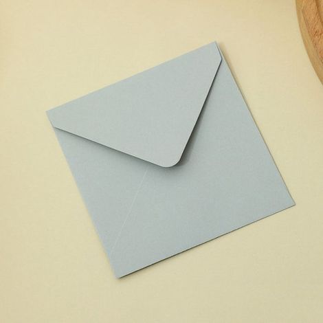 Confezione da 50 buste quadrate colorate. Design semplice, utilizzo versatile. Buste fatte a mano per biglietti d'auguri e regali. (1/5)