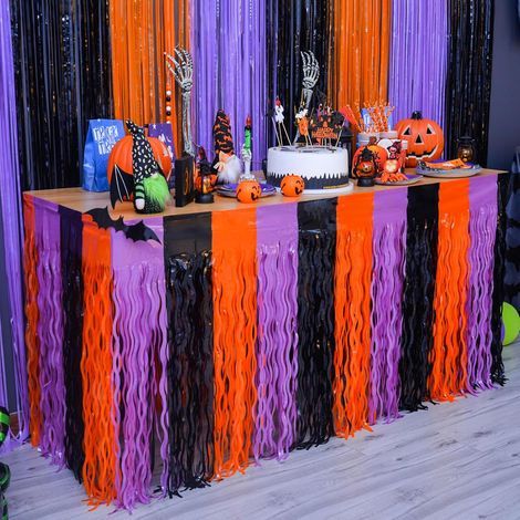 Décorations de fête d'Halloween - Lot de 2 jupes de table à franges métalliques ondulées orange, violettes et noires pour tables rectangulaires et rondes (1/5)
