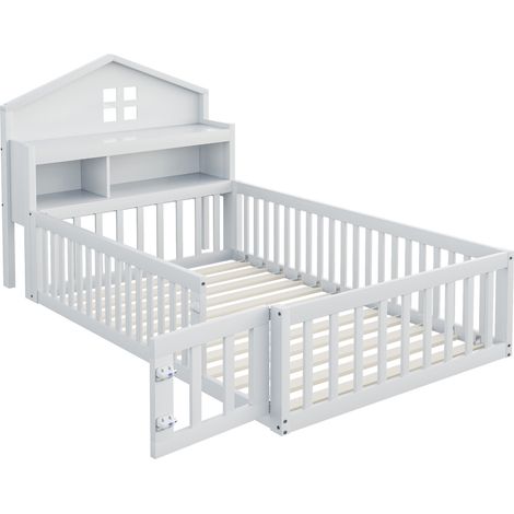 Letto per bambini 90x200 cm a casetta in legno con doghe, ripiani, barriera e porta bianco (1/5)
