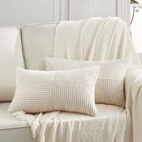 PA Cet ensemble de deux taies d'oreiller bohèmes mesure 76 x 127 cm et est confectionné en velours côtelé crème et beige clair à motif croisé. Confortable et moderne, il convient aux canapés, (1/4)