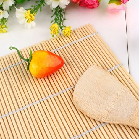Ensemble pour rouler les sushis soi-même : rouleau, tapis en bambou et spatule à riz. (1/5)