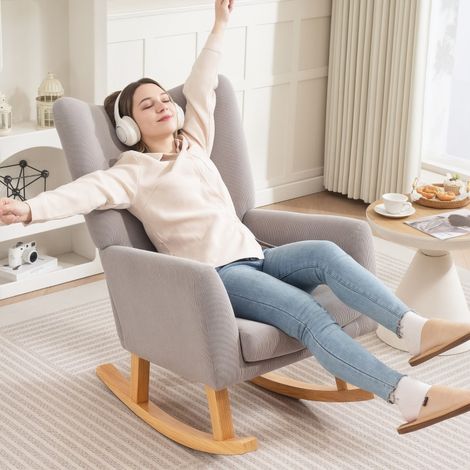 Mecedora,sillón mecedora con reposabrazos estructura de madera de caucho relleno de espuma tapizada en terciopelo sintético color gris claro (1/5)