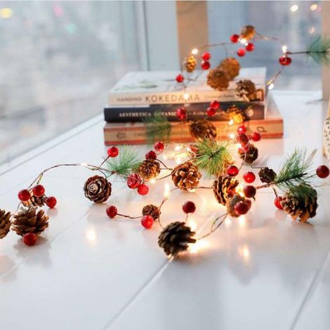 Guirlande Lumineuse Sapin - 20 LED Blanc Chaud - Branches Artificielles avec Pommes de Pin et Baies Rouges - Pour Intérieur Extérieur - 2,13 M - Alimentation sur Piles (1/5)