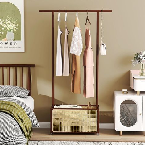 GOPLUS 2 en 1 Portant a Vetements Entrée en Bambou, Penderie Vetement Cannage Boheme 100 x 32,5 x 172 CM, Penderie à Roulettes avec Panier de Rangement en Rotin, Portant Solide pour Chambre, Salon (1/5)