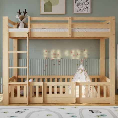 Hochbett 90x200 cm Kinderbett aus Kiefernholz mit Rausfallschutz und Tür, Etagenbett mit Leiter und freiem Spielbereich unten, Natur (1/5)
