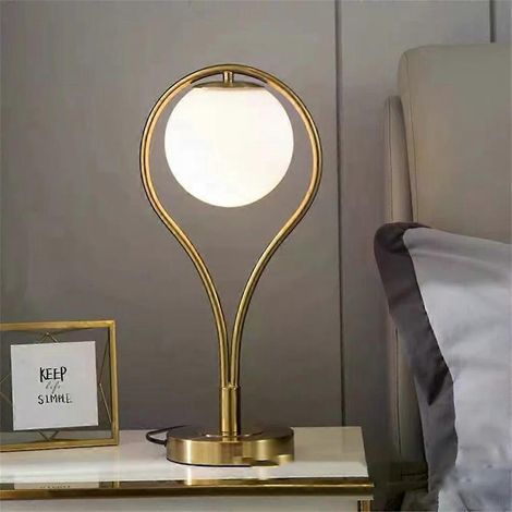 Lampe de table nordique en laiton. lampe de chevet ronde avec boule de verre. lampe décorative LED pour chambre. salon. bureau ou pièce d'étude. (1/5)