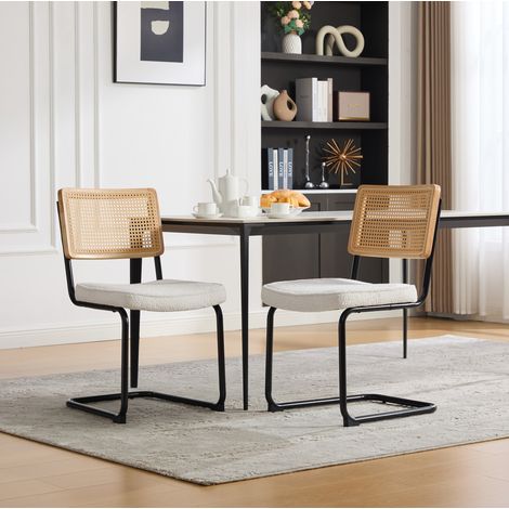 Sedia da pranzo vintage in rattan sintetico con struttura in metallo nero e cuscino in ciniglia color avorio. (1/5)