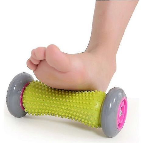 Massage des pieds. massage par acupression des zones réflexes. massage des poignets. massage des pieds avec rouleau et décontraction musculaire (1/5)