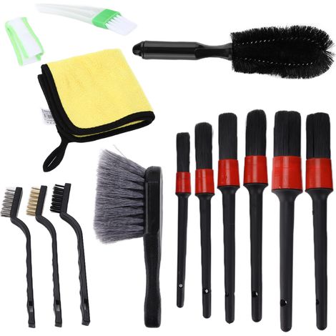 Ce kit de nettoyage automobile de 14 pièces comprend des chiffons en microfibre pour nettoyer les jantes, les garnitures intérieures, le tableau de bord et le compartiment moteur. (1/5)