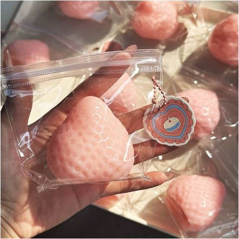Lot de 2 Fraises Géantes Lustrées Anti-Stress Douces au Toucher Silicone Souple pour Décompression et Relaxation (1/3)