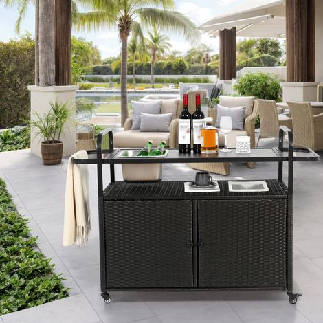 Un chariot de bar d'extérieur en rotin avec glacière, roulettes et espace de rangement – idéal pour votre terrasse