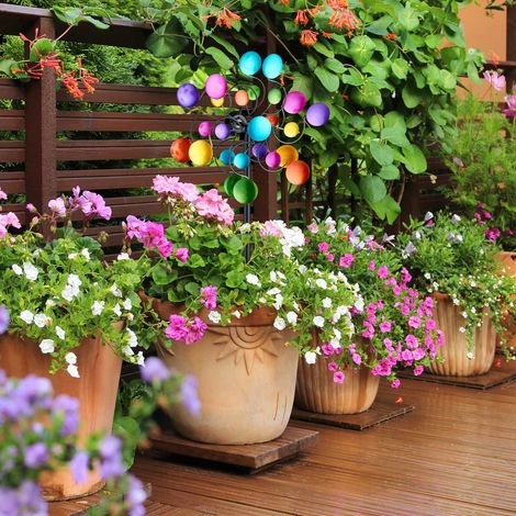 Farbenfroher garten windspinner mit stabiler eisenspitze