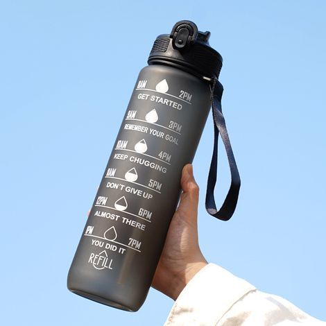 1-Liter-Trinkflasche mit Farbverlauf, Strohhalm und Tragegurt – Sport – Schwarz – (1/5)