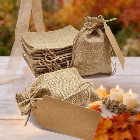 Lot de 25 sacs cadeaux en jute avec cordon coulissant et étiquettes, pochettes naturelles pour mariage, fête et évènement
