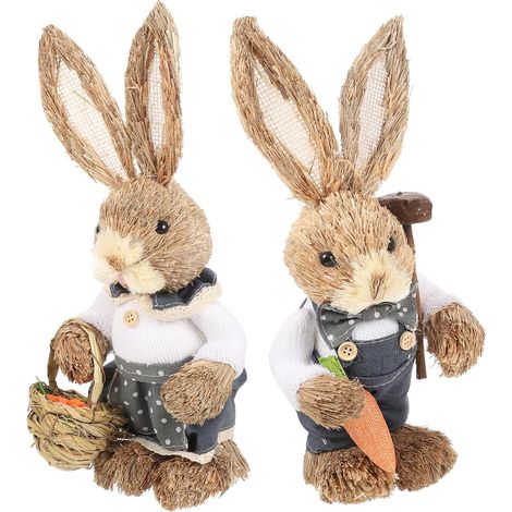handgefertigte Osterhasenfiguren aus Stroh und Baumwollstoff