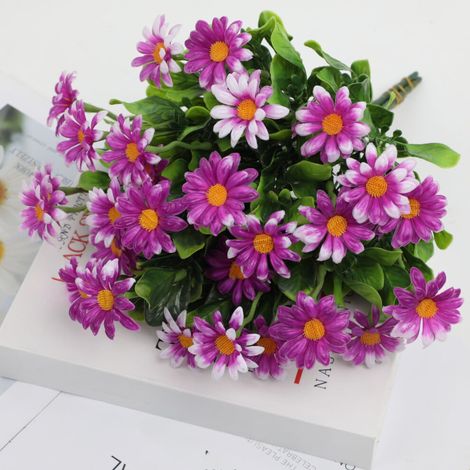 Künstliche Gänseblümchen, seidene Gedenksträuße für Friedhöfe, können auf Friedhöfen, Fensterbänken oder in Blumenkästen aufgehängt und auch als Tischdekoration verwendet werden. Erhältlich in verschi