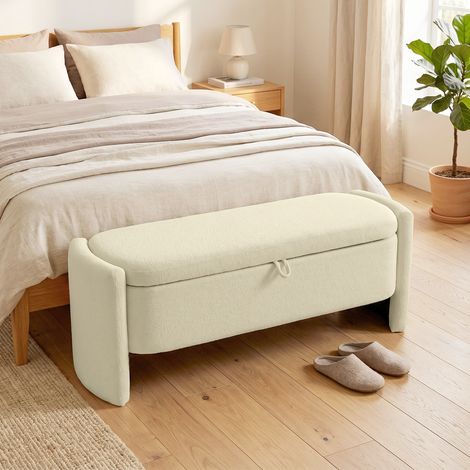 Banc bout de lit banquette 118x42x45 cm, rembourré tissu bouclé, pieds bois eucalyptus crème. Confort et style cosy pour une chambre douillette et accueillante. (1/5)