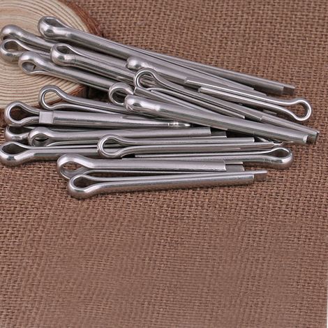 Ein Set aus 555 Stiften, Befestigungselementen, Teilen und Werkzeugen in einem großen Industriekoffer. (1/5)