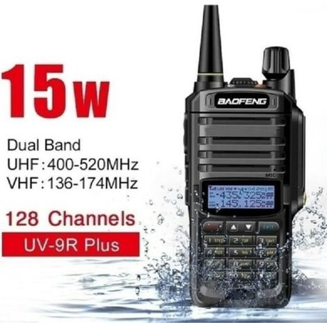 Talkie-walkie Baofeng UV-9R Plus, radio portable VHF/UHF, robuste étanche IP67, double bande, écran LED, 128 canaux, batterie 1800 mAh, chargeur inclus, usage professionnel et extérieur.