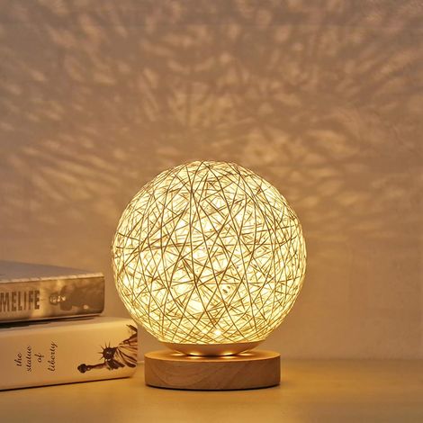 Lampe de table en bois à LED, veilleuse de chevet à boule sphérique en rotin en bois créatif avec abat-jour tricoté à la main.