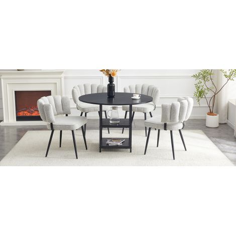 Ensemble table et chaises : comprend une table de salle à manger ronde de 107 cm de diamètre (dotée d'une étagère de rangement à deux niveaux) et quatre chaises de salle à manger gris clair. (1/5)