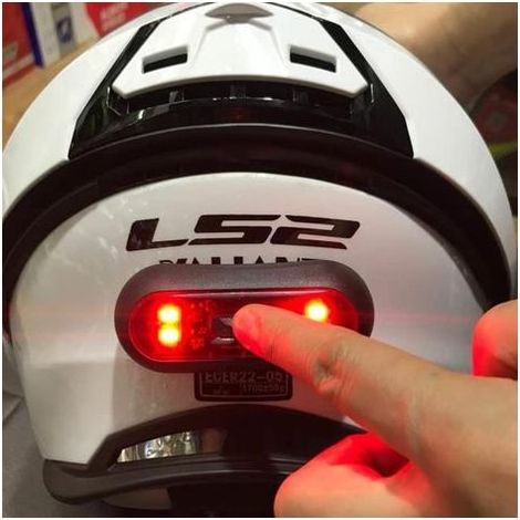 Fanale posteriore a LED ricaricabile tramite USB per bicicletta, ideale per casco o zaino. (1/5)