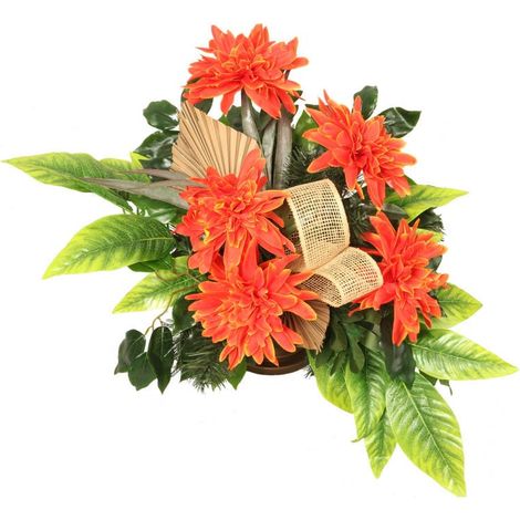 Eine Komposition aus Dahlien und Trockenblumen auf einem gold-orangefarbenen Rasen (1/3)