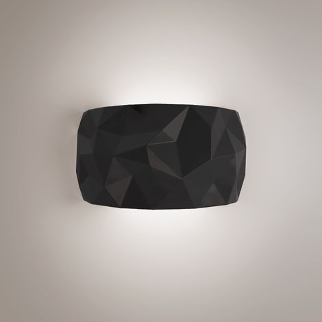 Lampada da parete Angled in ceramica nera con diffusore a geometria prismatica, tecnologia LED integrata dimmerabile e temperatura luce selezionabile