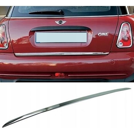 Mini One Cooper R50 R52 R53 con finiture cromate sul portellone posteriore.
