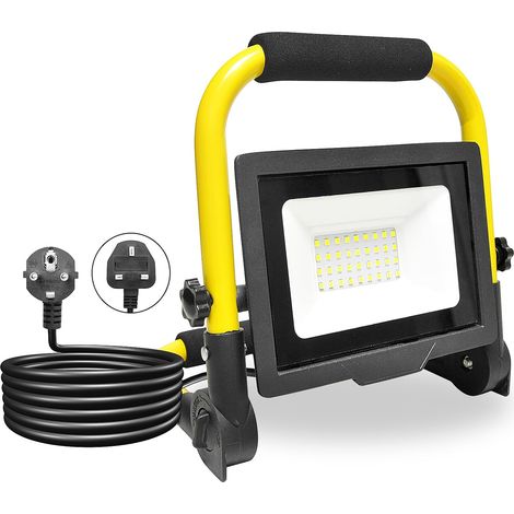 30W Projecteur LED Portable de Chantier avec Prise, 3000LM Lampe d'extérieur Pliable,rotation à 360°, pour travaux d'atelier, garage, terrasse, jardin, étanche IP66, 6000K Blanc (1/5)