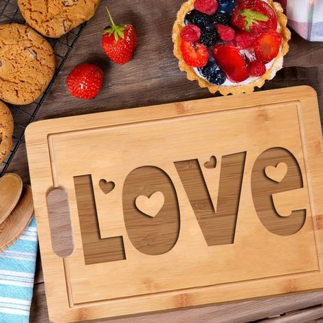 Planche en bambou "LOVE" – Idée cadeau tendre pour couple (1/5)