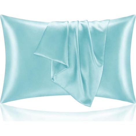 Cette taie d'oreiller en satin de soie glacée est confectionnée dans un tissu extrêmement doux et mesure 51 x 76 cm en taille standard.