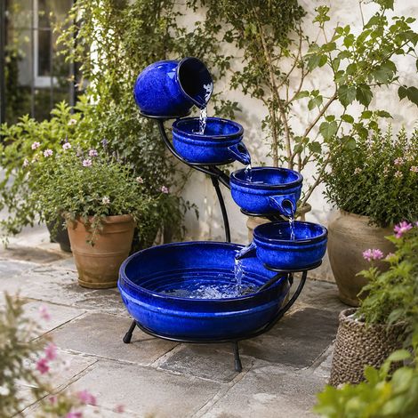 Fontaine d'intérieur solaire cascade céramique bleu – Hauteur 49 cm – 5 poteries – Autonome avec panneau solaire 1,5W – Garden Mile (1/4)
